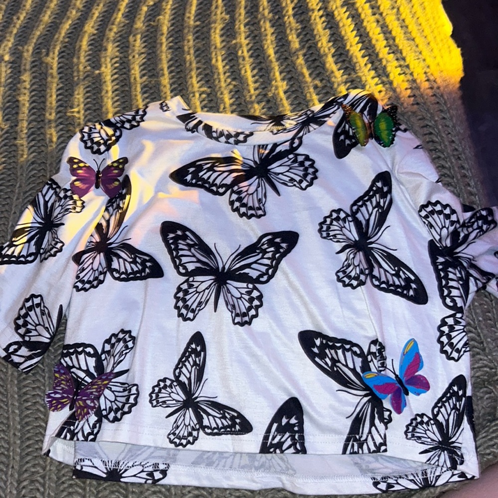 SHEIN butterfly cropped shirt medium
